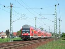 RB14 von Senftenberg nach Nauen beschleunigt aus dem Ort L�bbenau/Spreewald raus. Hinten schob 114 014-4. 01.05.2009
