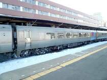 KIHA 283: alle Wagen dieser Züge sind motorisiert, und einige haben auch einen Führerstand, wie hier der KIHA 282-2002. Kushiro, 18.Februar 2009. SEKISHÔ-LINIE/NEMURO-HAUPTLINIE 