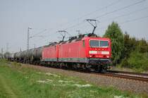 143 191-5 mit Schwesterlok vor Kesselwagenzug am 02.05.2009 bei Woltorf