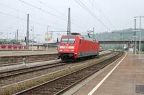 Eine elegante Einzelfahrerin! 101 037-0 f�hrt am Tag der Arbeit des Jahres 2009 (1.5.2009) als Tfzf 79285 in den Bahnhof von Plochingen ein. Nach einem kurzem Stopp am roten Signal geht es weiter in Richtung Ulm.