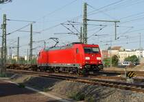 185 317-5 mit einem leeren Zug mit Containerwagen kurz hinter Magdeburg Hbf. Der Zug fuhr in Richtung Braunschweig, fotografiert am alten Lokschuppen in der Maybachstra�e am 02.05.2009.
