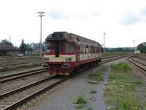 854 207-8 mit Os 5512 Hradec Kr�lov� Hlavn� N�dra��-Turnov auf Bahnhof Turnov am 13-7-2007.
