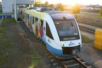 Ein TW der OLA abgestellt in Parchim mit der Bugawerbung f�r die  Landeshaupstadt Schwerin