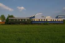 Vom 1. Mai 2009 bis 26. Oktober 2009 finden auf der Lokalbahn zwischen Korneuburg und Ernstbrunn wieder Nostalgiesonderfahrten mit verschiedenen Fahrzeugen statt. Den Anfang machte der Triebwagen 5042.14. Die Aufnahme entstand am 02.05.2009 in Korneuburg, kurz vor der Einm�ndung der Lokalbahn in die Nordwestbahn.