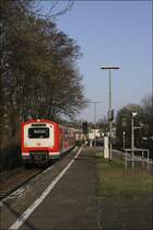 Zwei 472er erreichen als S21 Elbgaustra�e die Station Holstenstra�e. (11.04.2009)