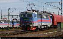 Rc1 1007 am 25.06.2003 in Borl�nge. Sie ist die erste gebaute Rc-Lok (Auslieferung 1967) und wird heute fast ausschlie�lich im Rangierdienst verwendet. Die Ausr�stung mit Fernsteuerung ist an dem      nach oben gerichteten roten Balken zu erkennen.