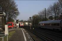 W�hrend ein 474er als S3 nach Altona die Station Holstenstra�e erreicht verl�sst ein 472er als S21 die Station in Richtung Dammtor. Rechts sind zwei 411er ebenfalls in Richtung Dammtor unterwegs. (11.04.2009)