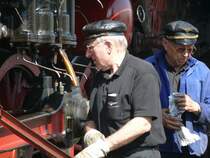 Lokf�hrer und Heizer bei der Arbeit beim Halt in Schnaittenbach, 11.04.2009
