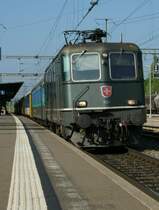 Re 4/4 II 11309 (Baujahr 1981) in gr�ner Ursprungsausf�hrung mit RE 2619 Gen�ve - Lausanne in Morges am 1. Mai 2009