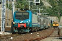 E 464 007 verl�sst Corniglia mit einem Regionalzug nach Genova; 25.04.2009