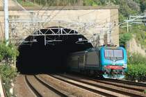 E 464 186 kommt mit einem Regionalzug aus La Sp�zia und f�hrt in Corniglia ein; 25.04.2009