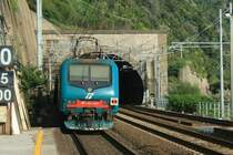 E 464 028 schiebt ihren Regionalzug nach La Sp�zia in den Tunnel bei Corniglia; 25.04.2009