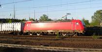 185 322-5 bei der Durchfahrt mit einem Containerzug Richtung S�den am 18.04.09 in Hamburg-Harburg.