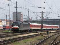 117 016 am 02.05.09 im Hbf M�nchen und mit einem InterCity Ersatz-Zug nach Stuttgart Hbf