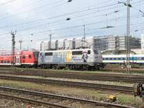 111 027  850 Jahre M�nchen  am 02.05.09 in M�nchen Hbf und an am linken Fenster mit schon einem Riss in der Folie