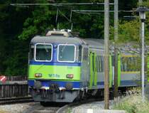bls - Nachschuss vom einem Schnellzug Bern - Neuch�tel bei der Durchfahrt im Bahnhof G�mmenen am Schluss die Schiebende Re 4/4 420 510-0 am 16.05.2009