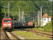 101 140-2 durchf�hrt mit dem 45525 von Helsingborgs Godsbangard nach Rostock-Seehafen am Abend des 28.05.2008 den Bahnhof Lietzow.
