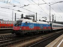 Die 1116 084 (EM Russland) am 16.05.2009 mit einem EC bei der Ausfahrt aus dem M�nchener Hbf. (Bahnbildertreffen) 