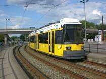 Berlin: Stra�enbahnlinie 27 nach Wei�ensee Pasedagplatz an der Haltestelle Sch�neweide Rummelsburger Stra�e/Edisonstra�e.
