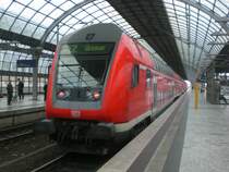 Doppelstock-Steuerwagen (2. Gattung) als RE2 nach Wismar im Bahnhof Berlin-Spandau.
