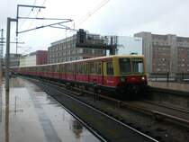 BR 485 als S9 nach S-Bahnhof Flughafen Sch�nefeld am S+U Bahnhof Berlin Alexandrplatz.