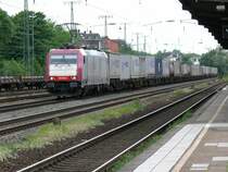 185 600-4 von Crossrail zieht einen langen G�terzug durch K�ln-West. Aufgenommen am 16/05/2009.