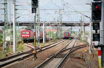 Doppeleinfahrt am 16.05.09 in Bitterfeld: W�hrend 114 301 die RB von Dessau nach Halle(S) zieht, schiebt eine BR 143 ihre RB von Wittenberg nach Leipzig.