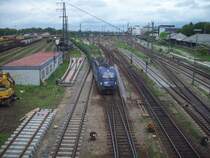 Holztransport Mgw Service 183-500, Ausfahrt am Hauptbahnhof Augsburg. 16.05.09