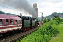 Nachschu� auf 01 1066, kurz bevor sie die ehemalige Stadtbefestigung von Oberwesel mit ihrem Sonderzug der Eisenbahnfreunde  OnWheels  bef�hrt. Sich so richtig mal wieder den Duft des Dampfes um die Nase wehen lassen... (16.05.2009).