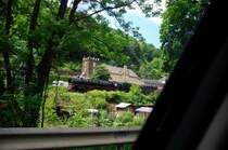 Es folgte eine  wilde  Verfolgungsfahrt des Zuges... Die Kamera einfach auf den Zug gehalten. Die etwas andere Perspektive auf 01 1066. (Einfahrt Bacharach, 16.05.2009).