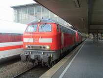 Am verregneten 02.Mai 2009 bespannte die M�hldorfer 218 400-0 und eine Schwestermaschine den EC M�nchen-Z�rich. Hier stehen sie abfahrbereit in M�nchen Hbf.