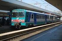 ALe 582 023 mit Le 562 005 voraus f�hrt am 11.05.09 in den Bahnhof Pescara Centrale ein.