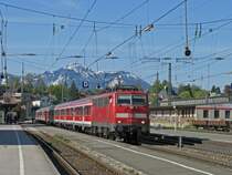 Am sonnig-klaren 25.4.2009 steht Lok 111 034 abfahrbereit mit RB30007 M�nchen - Salzburg in Traunstein. 