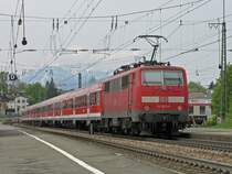 Am etwas dunstigen 1.Mai 2009 ist 111 022 soeben in Traunstein eingetroffen. Wie �blich werden Z�ge Richtung M�nchen geschoben.