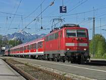 Lok 111 034 f�hrt vor impossanter Kulisse mit RB 30007 M�nchen - Salzburg am 25.4.09 aus Traunstein aus. 