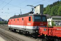 �BB 1144 256 durchf�hrt mit einem Leerzug am 11.05.2009 den Bahnhof Kufstein.