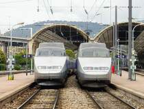 TGV M�diterran�e, Abfahrt 16:34, 8. Juni 2002 in Nizza; die rechte Einheit erh�lt gerade den Kabinenservice