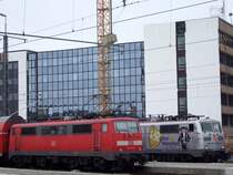 Der Vergleich:  Normalo 111017-0 contra  Werbelok 111027-9(850JahreM�nchen)zeigt es deutlich, da� bedruckte Fahrzeuge einfach  Pep  ins (triste) Bahnleben bringen; 090515