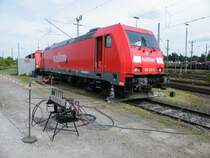 Die 185-213 stand am 9./10. Mai 09 w�hrend der 100-Jahr Feier des Rangierbahnhofes Seelze vor dem Seelzer Hilfszug abgestellt.