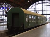 Dieser Wagen ist das letzte vorhandene Exemplar dieser Art. Er geh�rte zum sogenannten Otto-Grotewohl-Express. Diese Z�ge verkehrten zwischen den gr��ten Gef�ngnissen der ehem. DDR. Diese Zellenwagen basieren auf Wagen der Gattung Bmh und wurden Anfang der 80er Jahre in 5 Exemplaren gebaut.
