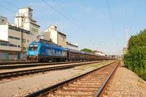 1016 023 (Kyoto) bef�rderte am 20.05.2009 den Autozug 46660 nach Buchs. Ziemlich umweltfreundlich;-) Die Aufnahme entstand im Abendlicht kurz nach Neulengbach.