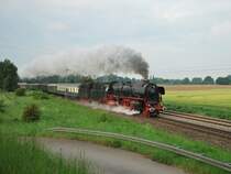 21.5.09 Kurz nach 6:30 Uhr hat die 01 1066 Nienburg (Weser) verlassen und f�hrt �ber Bremen und Oldenburg nach Emden. Aufgenommen bei Drakenburg an der KBS380 Streckenkilometer 59.4