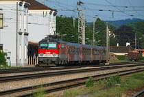 1142 700 verl��t soeben mit R 2034 den Bahnhof in Neulengbach in Richtung St. P�lten Hbf. Die Aufnahme entstand am 20.05.2009.