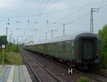 Hier nochmal eine R�ckansicht des 11-Waggon-langen Sonderzuges aus Cottbus nach D�sseldorf Hbf. L�bbenau/Spreewald 
den 21.05.2009 um 12:04 Uhr.