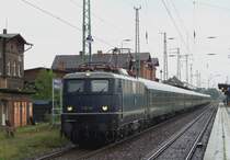  Bundesbahn feeling pur  - Bei starkem Platzregen kommt am 21.05.2009 der Sonderzug mit E10 121 aus Cottbus nach D�sseldorf Hbf in den Bahnhof von L�bbenau/Spreewald gefahren. Ein Gru� geht hierbei an den beiden Mitfotografen, welche keinen Regenschirm wie ich dabei hatten.