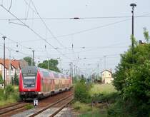  Natur Pur  in L�bbenau/Spreewald. Eine bl�hende Landschaft trifft hier der RE2 auf seiner Fahrt von Rathenow nach Cottbus an. 21.05.2009
