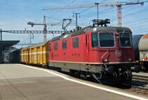 SBB-Cargo: Die Re 4/4  11269 durchf�hrt mit drei Post- und einem K�hlwagen den Bahnhof Rotkreuz, am 20.5.09.