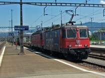 SBB-Cargo: Die Re 420 169 und die Re 6/6 11628  Konolfingen  durchfahren mit einem G�terzug den Bahnhof Rotkreuz, am 20.5.09. 