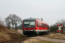 Am 1. M�rz 2009 war der Ludwigshafener 628 700 auf der romantischen Kurbadlinie von Winden (Pfalz) nach Bad Bergzabern unterwegs. Als RB 18670 �berquert der Zug dabei laut pfeifend einen unbeschrankten Bahn�bergang zwischen Barbelroth und Kapellen-Drusweiler.