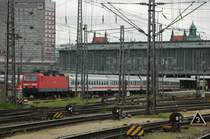 Eine 143 vor einem IC? Das Kuriosum ist schnell erkl�rt: Die fr�nkische 143 876 war am 16.05.09 zum Auf- & Abstelldienst nach Pasing verdonnert worden. (M-Hbf/BB-Treffen)